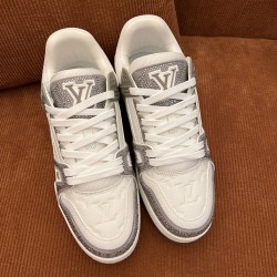Louis Vuitton diamond surface sneakers according to the original 1:1 development of cow leather shoes durable without deformation